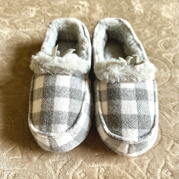 COZY SLIPPERS- WHITE AND GRAY - SIZE 7/8 - Picture 4 of 5